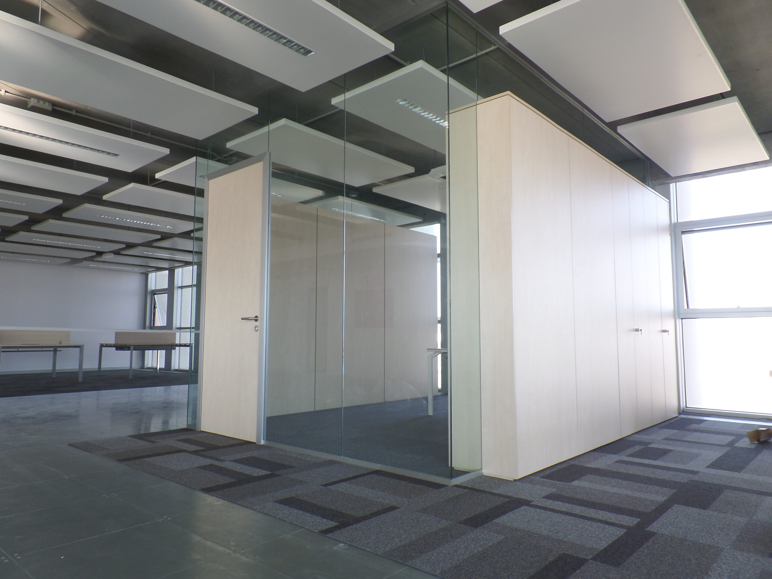 Imagen de una sala de reuniones con cristalera de las oficinas de Enterprise.
